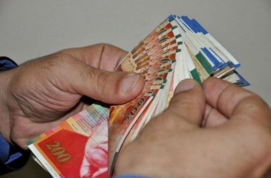 المالية: صرف رواتب الموظفين اليوم