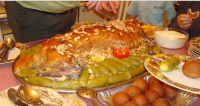 سعودي عزم اصحابه على وليمة و الكارثة عندما علموا مكونات الطعام !
