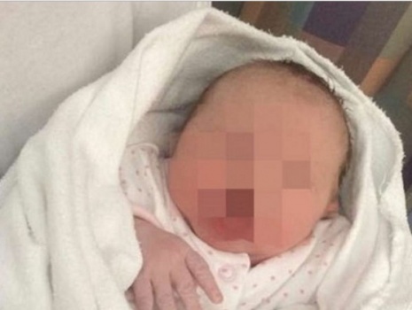 تفاصيل العثور على طفلة حديثة الولادة قرب مشفى بالخليل