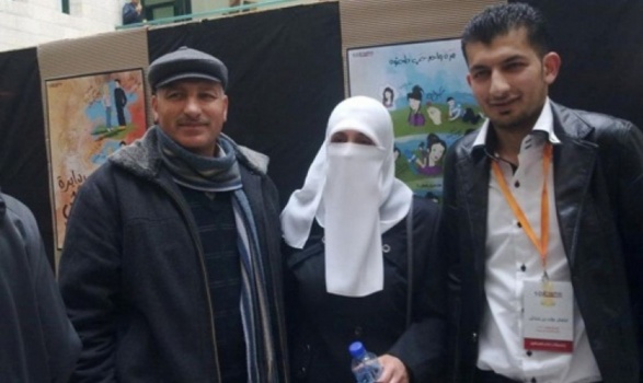أم نضال فتاش...إمرأة فلسطينية تكسر جبروت المحتل وتناقش مشروع تخرج ابنها المعتقل (فيديو)