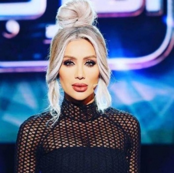 بالصور - مايا دياب وابنتها تشغلان الجمهور من داخل مقصورة الطائرة الخاصة