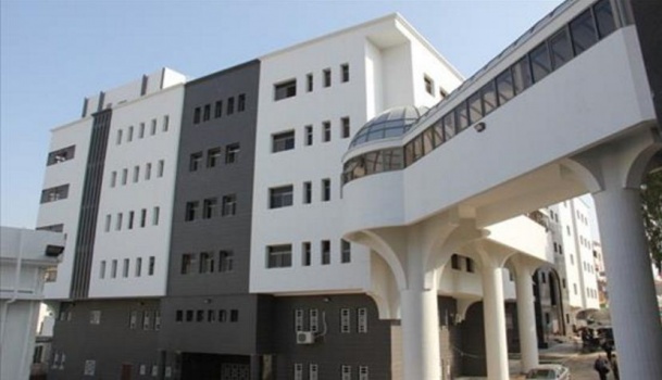 مواطن يلقي نفسه من الطابق الثاني في مجمع الشفاء