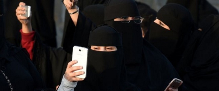 الحبس 3 أشهر للزوجة التي تفتش هاتف زوجها في السعودية والامارات