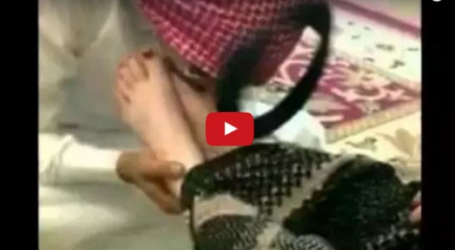 شاب لا يهدأ ولا ينام إلا بعد أن يربط أمه بالحبال من أقدامها.. والسبب!