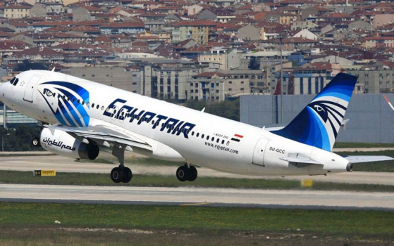 احتجاز فلسطيني على متن طائرة بالقاهرة بعد التقاطه "سيلفي"