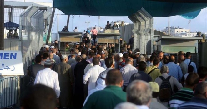 الفلسطينيون يتوافدون إلى الأقصى رغم قيود الاحتلال