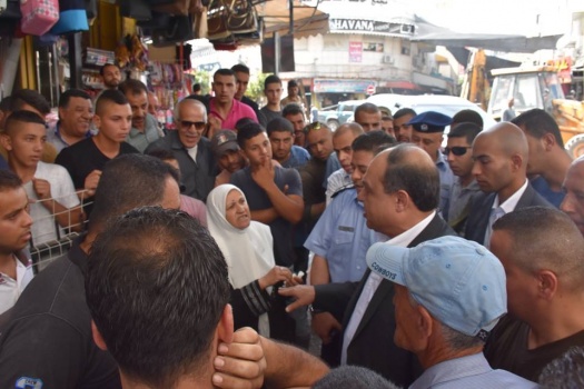 "فيديو" محافظ جنين ومدير الشرطة يقومان بعمل جولة ميدانية في أسواق المدينة