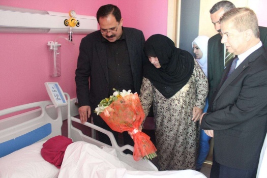 وزيرا التربية والصحة يعودان طالبة توجيهي من غزة في مشفى مسلّم برام الله
