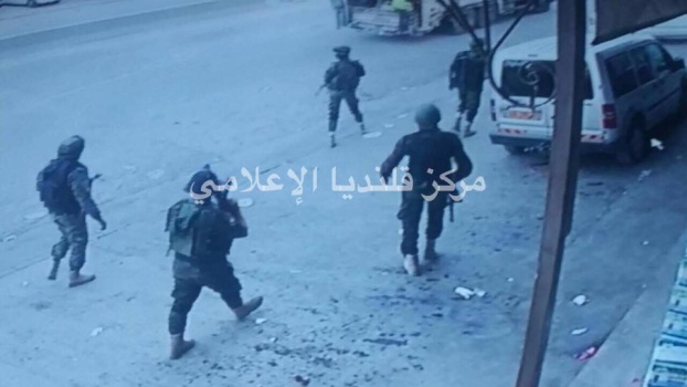 بالصور:قوات الأمن الفلسطينية تشن حملة أمنية في قلنديا وكفر عقب