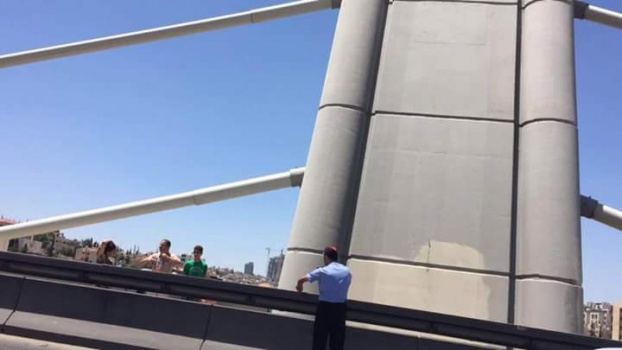 الامن يمنع رجلا حاول حرق 3 من أولاده والانتحار على جسر عبدون ..صور