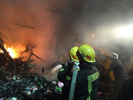 إخماد حريق هائل بمستودع مواد بلاستيكية في العيزرية