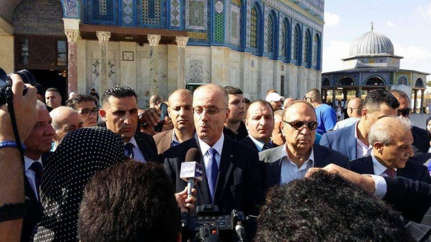 الحمد الله يؤدي صلاة العصر في رحاب المسجد الأقصى المبارك