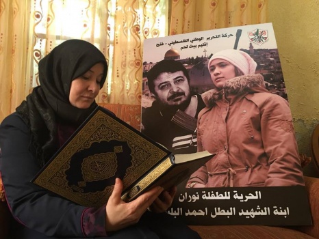 بالصور | سناء البلبول وحيدة بعد أن فرق الرصاص والاعتقال عائلتها