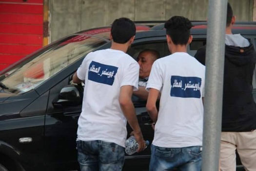 بالصور..متطوعو حملة "ويستمر العطاء"يوزعون التمر والماء على الصائمين في جنين