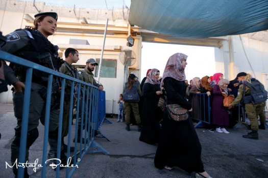 بالصور | اعداد كبيرة من المصليين على طريق القدس رغم القيود المشددة
