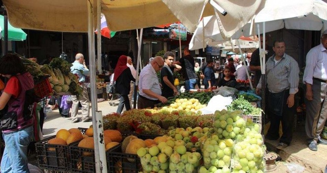 عادات رمضانية تزيد من الترابط بين الأسر الفلسطينية بنابلس