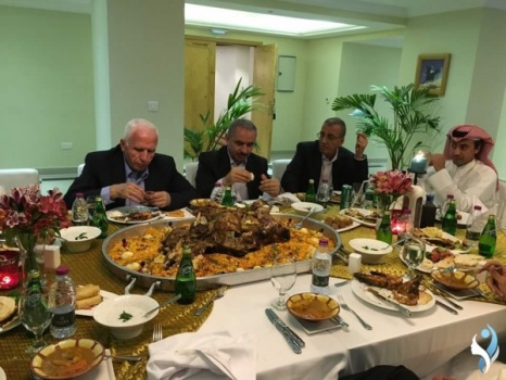 صور أثارت ضجة: مغردّون يهاجمون قطر ويطالبون بانسحاب وفد فتح