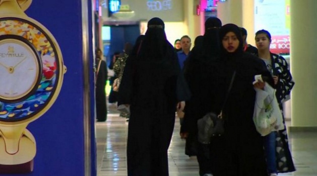 صحيفة "#عكاظ_تصف_النساء_بأكياس_الفحم" ومغردون يستنكرون