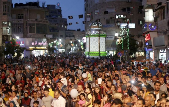 بالصور..بحضور رسمي وشعبي.. إنارة فانوس رمضان وسط رام الله