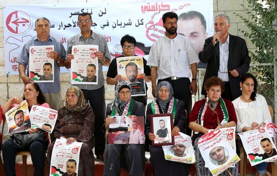 البيرة: اعتصام تضامني مع الأسرى المضربين عن الطعام