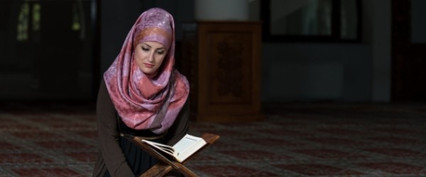 "يمنية" تؤم بالمُصلّين في صلاة الجمعة وتفصل بين الخطبتين بـ"وصلة موسيقية" !