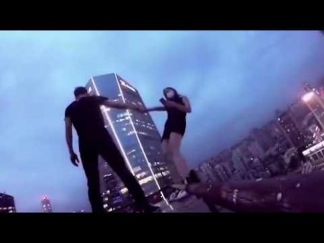 فيديو يحبس الانفاس| شاب وفتاة يتحدّيان الموت على سطح ناطحة سحاب!