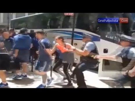 شاهد بالفيديو: مشجعة مكسيكية تصيب ميسي بخدوش!!