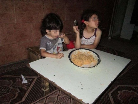 عائلة تتناول الملوخية دون دجاج والأرز دون لحم