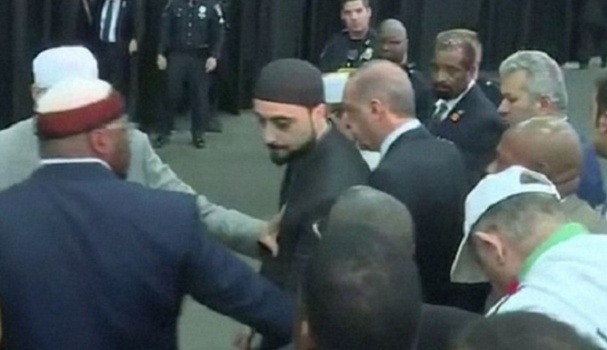 شاهد بالفيديو كيف تم ابعاده عن التابوت بالقوة .. هذا سبب غضب وانسحاب اردوغان من جنازة علي !