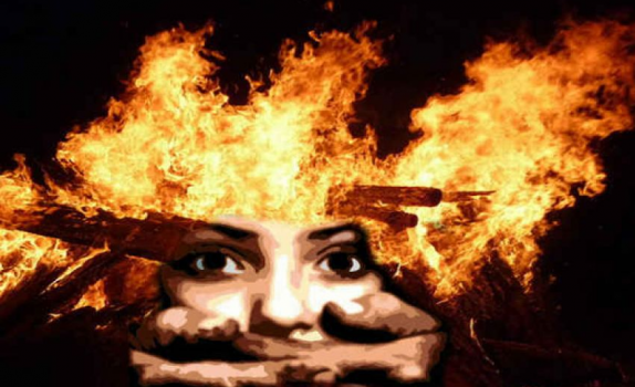 أضرمت النار بابنتها لأنها تزوجت دون موافقتها
