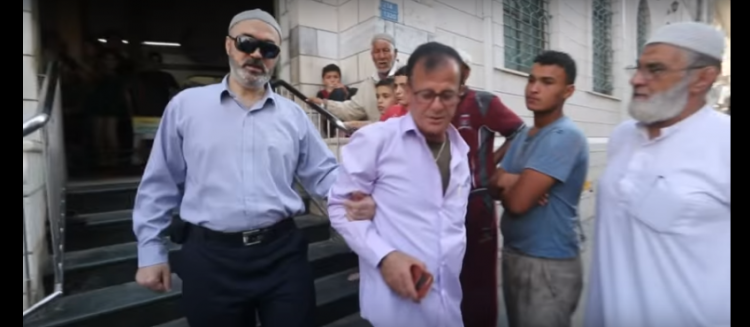 في غزة.. مسيحي يصطحب مسلمًا للمسجد ويشاركه إفطار رمضان