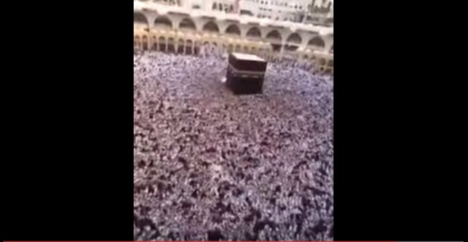 بالفيديو .. مشهد مهيب لتوقف حركة المطاف حول الكعبة جراء الزحام الشديد!