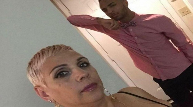 شاهد فيديو : هذه الأم ضحت بنفسها لتنقذ ابنها من الموت في "مذبحة أورلاندو"