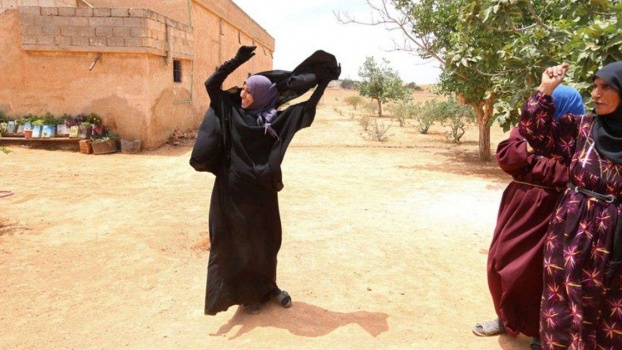 سوريات يخلعن النقاب بعد تحرير قريتهن من "داعش"
