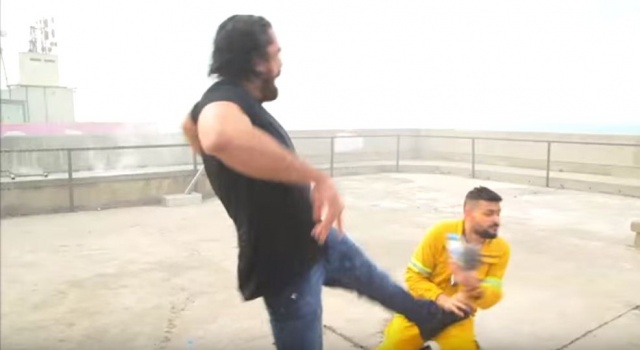شاهد بالفيديو الفنّان أمير كرارة ينهال بالضرب على رامز جلال !