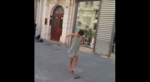 فلسطينية تأسر القلوب برقصها على أنغام الكمان في إيطاليا .. فيديو