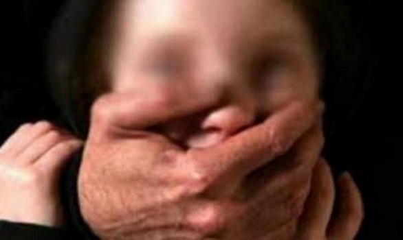 يحدث في نهار رمضان ...هذا ما فعله عامل بابنة زوجته !!