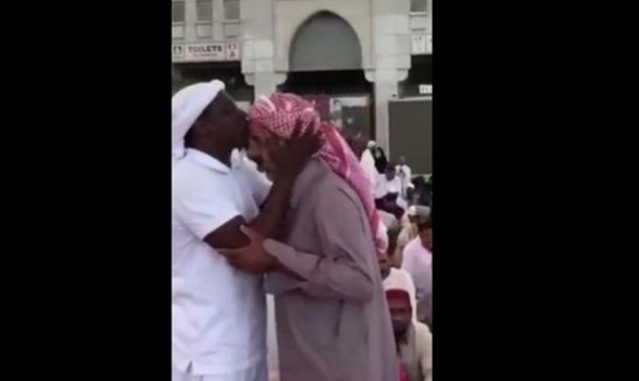 فيديو | مكافأة غير متوقعة للشاب الذي خدم الصائمين في المسجد النبوي