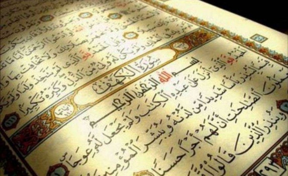 بالفيديو: عامل نظافة يتلو القرآن بصوت شجي !