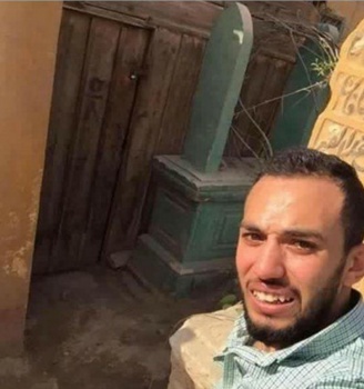 صورة: توفيت خطيبته ..فالتقط "سيلفي" مع قبرها وفطر قلوب المغردين