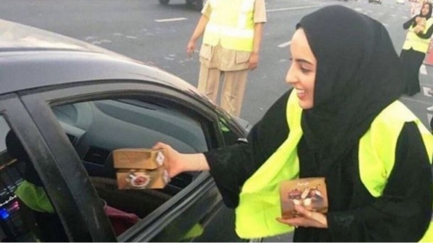 أصغر وزيرة في العالم توزع وجبات الإفطار
