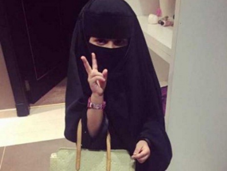 بالفيديو والصور.. فوضى وتدافع حول فتاة من مشاهير "سناب شات " بأحد مولات السعودية