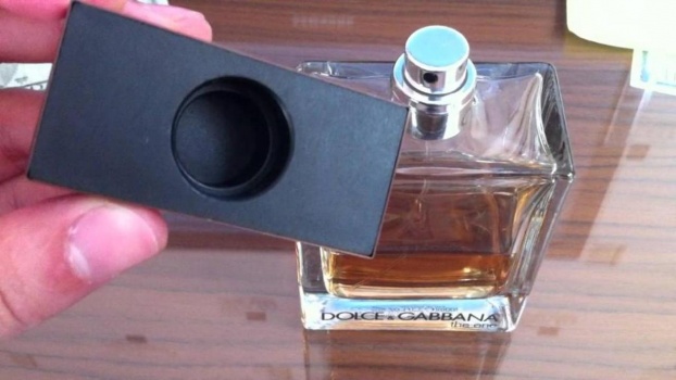 كيف تعرف العطر الأصلي من المقلد عند شرائه؟