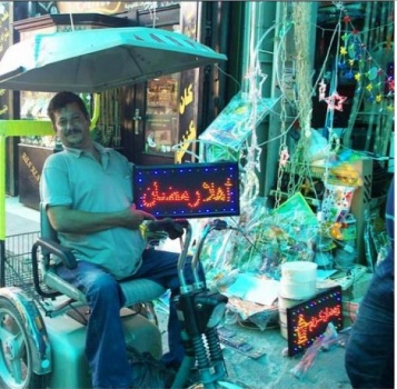 من على كُرسي متحرك يحافظ على التراث الكرمي : "أبو سفاقة" مسحراتي منذ 27 عاماً في طولكرم