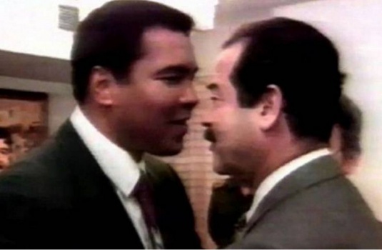 فيديو| طلب لم يرفضه صدام حسين لمحمد علي كلاي.. ما هو؟