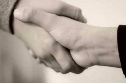 هل تعلم لماذا لا يجوز فى الاسلام ان تصافح المراة رجلا .. حقا اجابة مقنعة