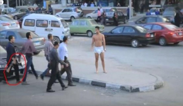 فيديو- لبس "حفّاضاً" ورقص في شوارع القاهرة!