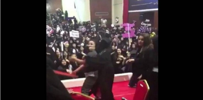 فيديو| فتيات يضربن شبان في شجار عنيف بحفل تخرج !