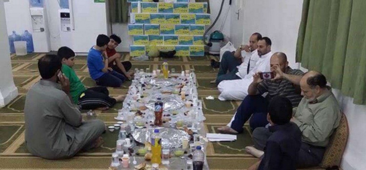 معتمرين تعطلت حافلتهم قرب مسجد قبل الافطار .. فماذا حصل ؟!