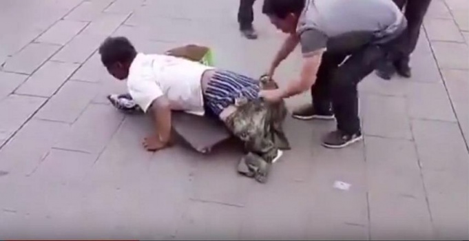 فيديو|نزع سروال متسول فكشف عن مفاجأة!